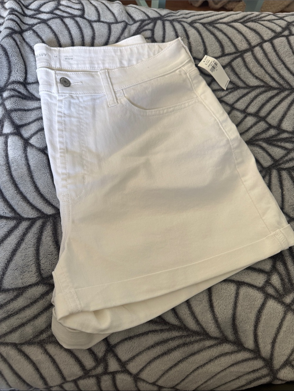 NWT Old Navy WOW High Rise White Cuffed Shorts Stretch Size 14